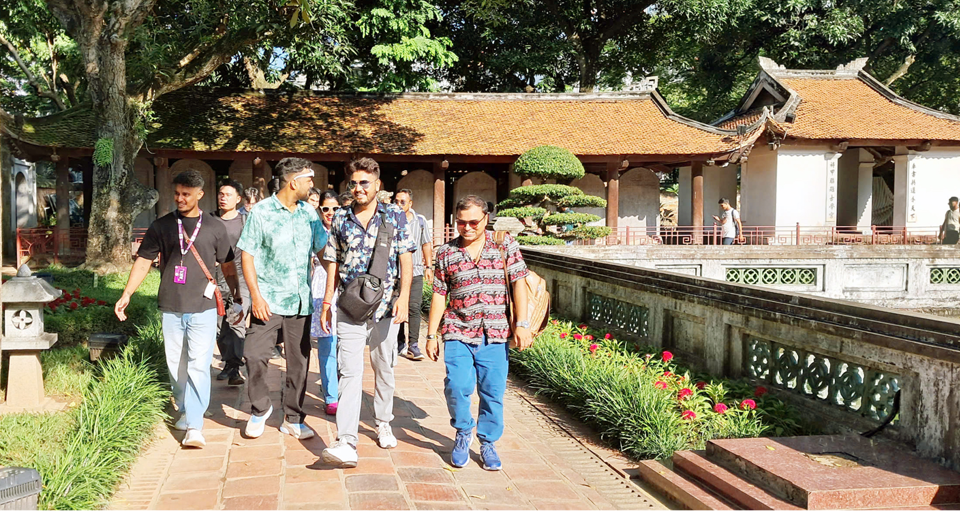 Du khách Ấn Độ tham quan Văn Miếu. Ảnh: Hoài Nam