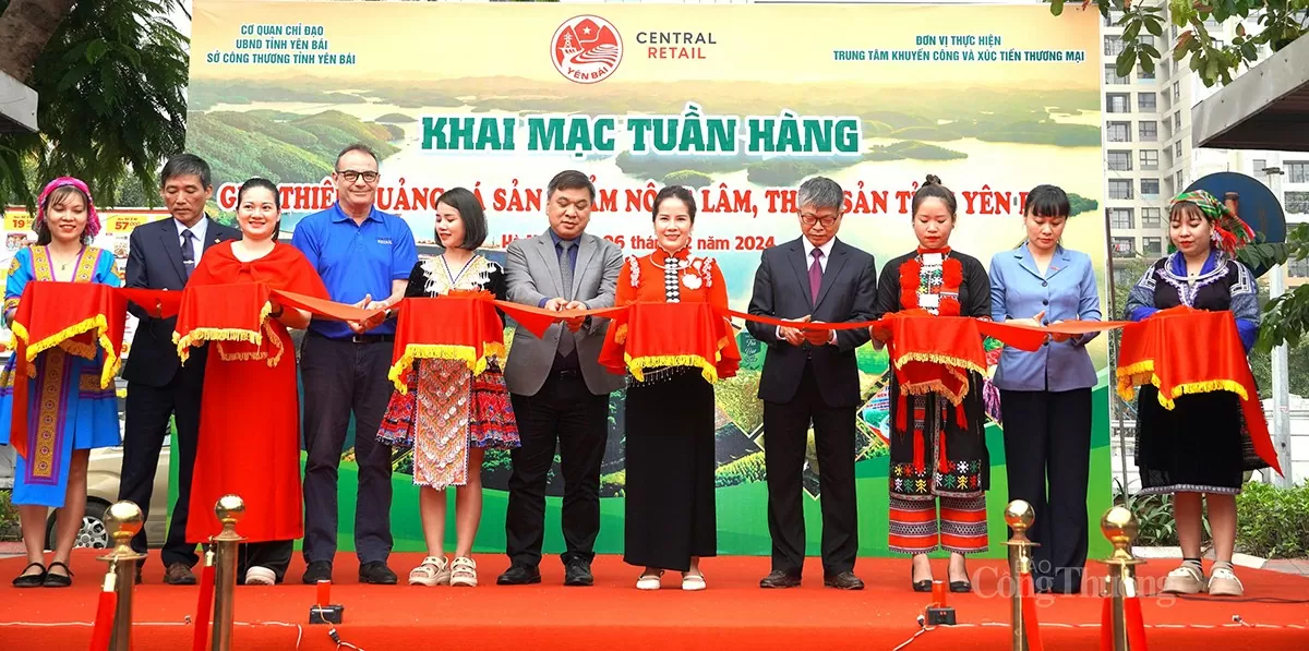 Các đại biểu thực hiện nghi thưc khai mạc Tuần hàng Yên Bái Các đại biểu thực hiện nghi thưc khai mạc Tuần hàng Yên Bái