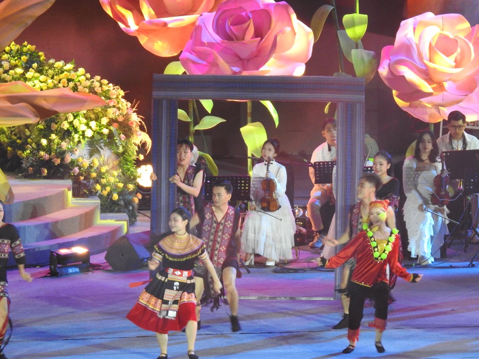 Khai mạc Festival hoa Đà Lạt lần thứ X- lung linh, đặc sắc và hoành tráng - Ảnh 4