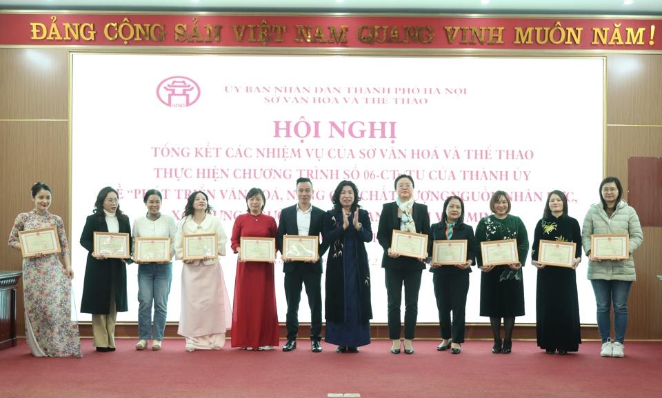 Phó Giám đốc Sở VH&TT Hà Nội Trần Thị Vân Anh trao Giấy khen cho các cá nhân có thành tích trong triển khai Chương trình 06-CTr/TU.