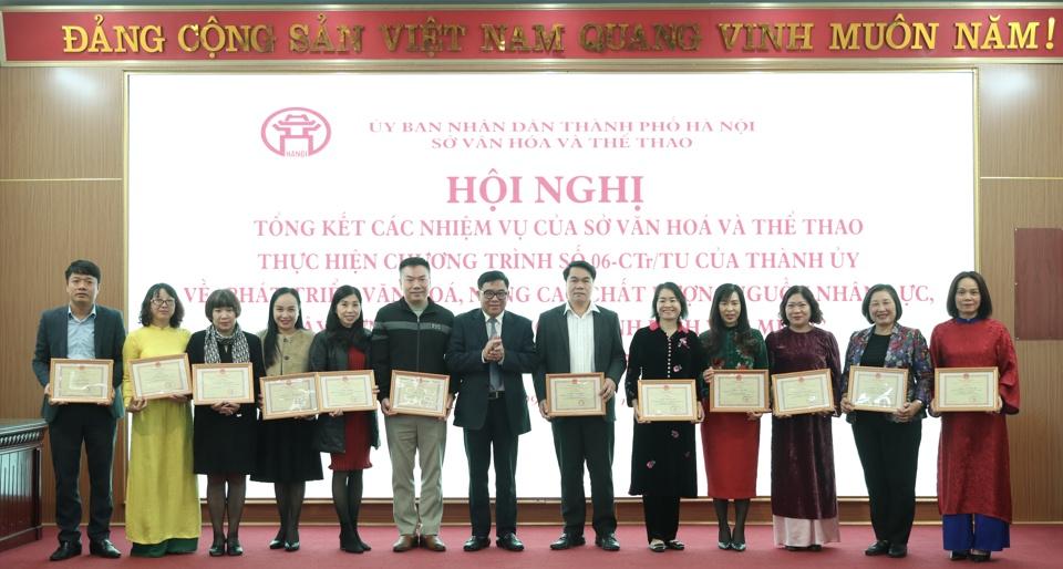 Giám đốc Sở VH&TT Hà Nội Đỗ Đình Hồng trao giấy khen cho các cá nhân có thành tích trong triển khai Chương trình 06-CTr/TU.
