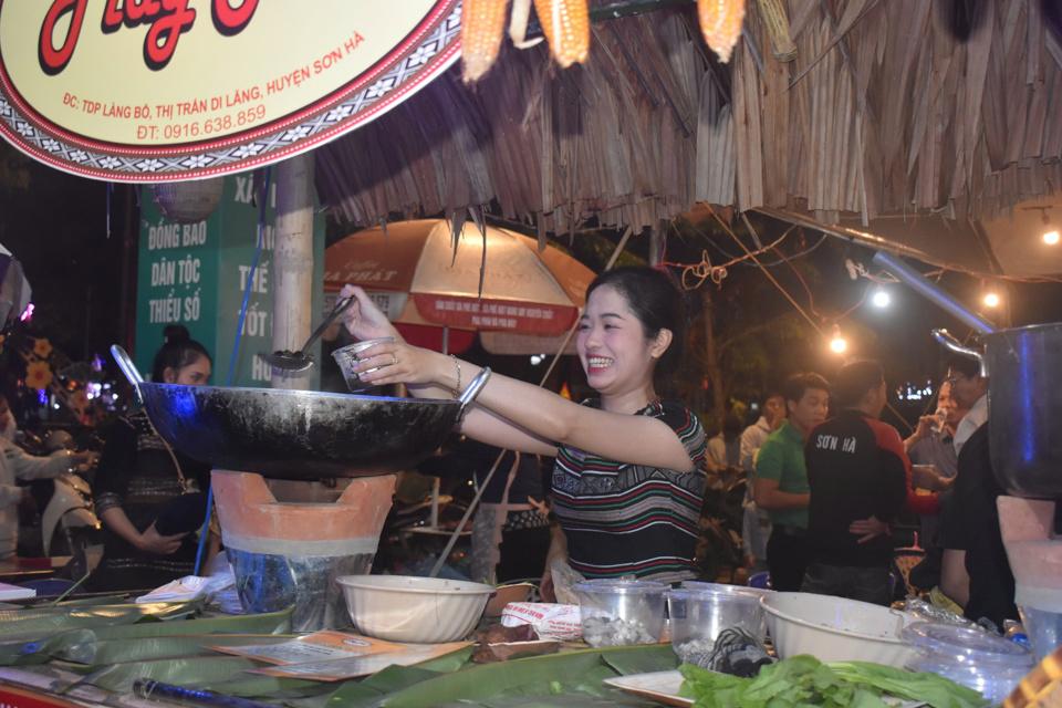 Một gian hàng bày bán ẩm thực đặc trưng của người Hrê.