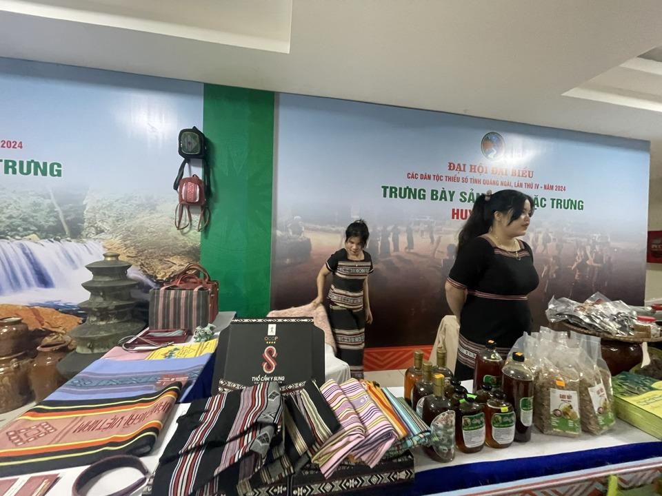 Không gian trưng bày các sản phẩm OCOP, nông sản đặc trưng của đồng bào dân tộc thiểu số Quảng Ngãi.
