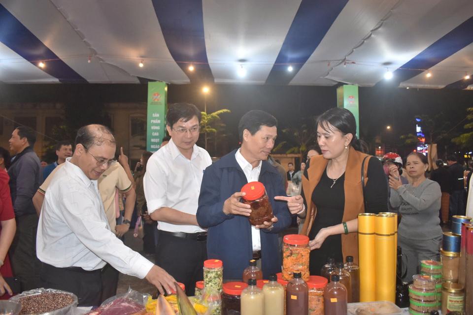 Phiên chợ giúp các chủ thể sản xuất có thêm cơ hội để giao lưu, kết nối, mở rộng thị trường tiêu thụ.