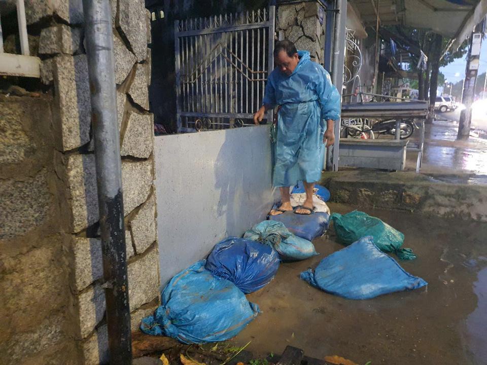 Tại khu vực cây số 5 đường 23/10 - một trong những vùng trũng tại TP Nha Trang, người dân đã chuẩn bị các phương án tránh nước vào nhà gây hư hại tài sản.