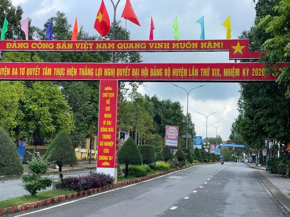 Hạ tầng giao thông ở các huyện miền núi ngày càng hoàn thiện.