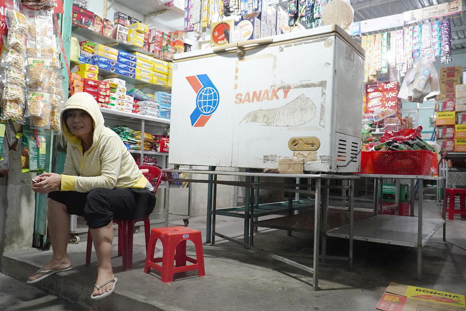 Đồ đạc của người dân kê cao phòng tránh ngập