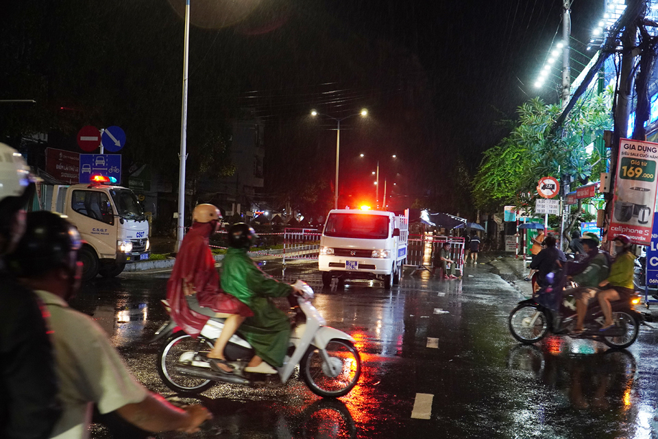 Lực lượng chức năng đã tiến hành chốt chặn các tuyến đường bị ngập sâu, không cho người dân qua lại để đề phòng tai nạn. 