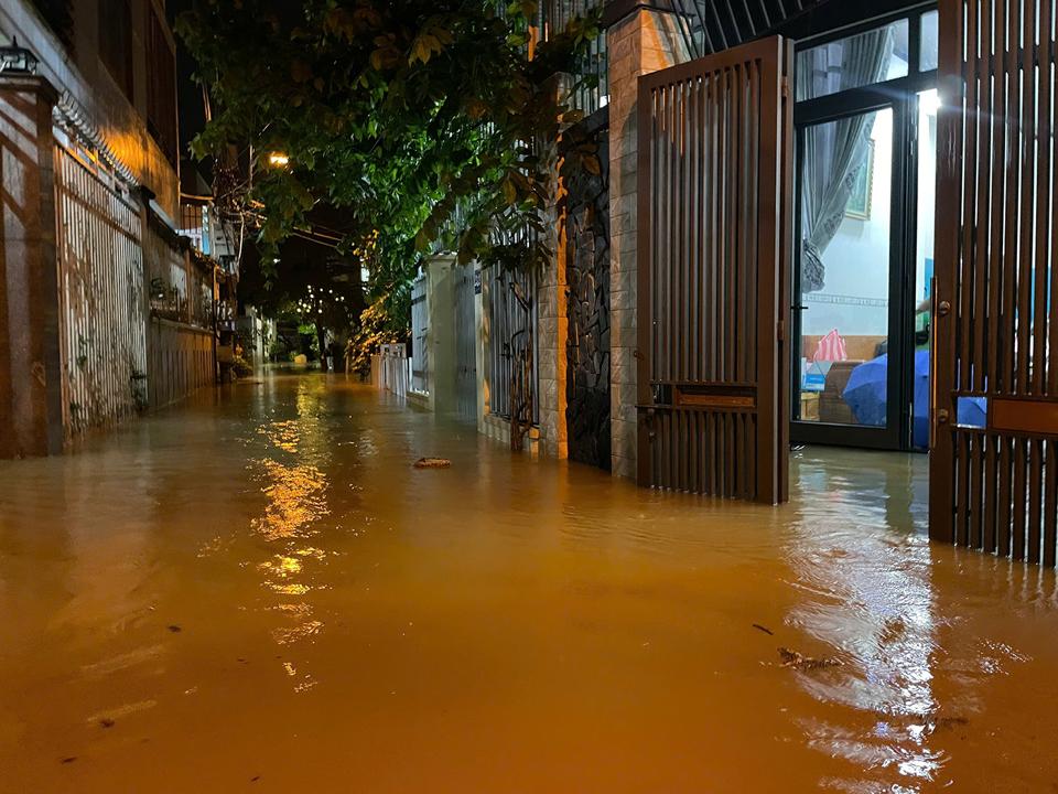 Nước lũ về nhanh khiến cuộc sống người dân đảo lộn. 