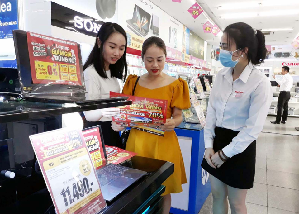 Người tiêu dùng mua hàng giảm giá tại Tháng Khuyến mại Hà Nội 2023. Ảnh: Hoài Nam