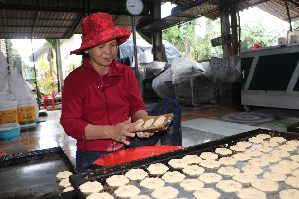 Bánh mì xốp được tạo hình thủ công từ khuôn gỗ có hình hoa mai.