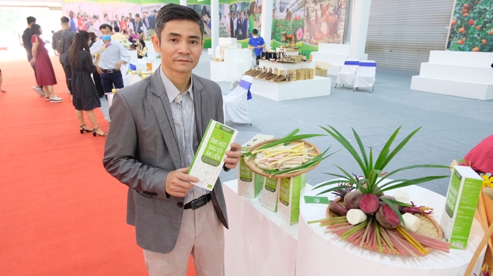 Anh Lê Văn Tám và những sản phẩm ống hút nhiều màu sắc từ bột rau, củ.