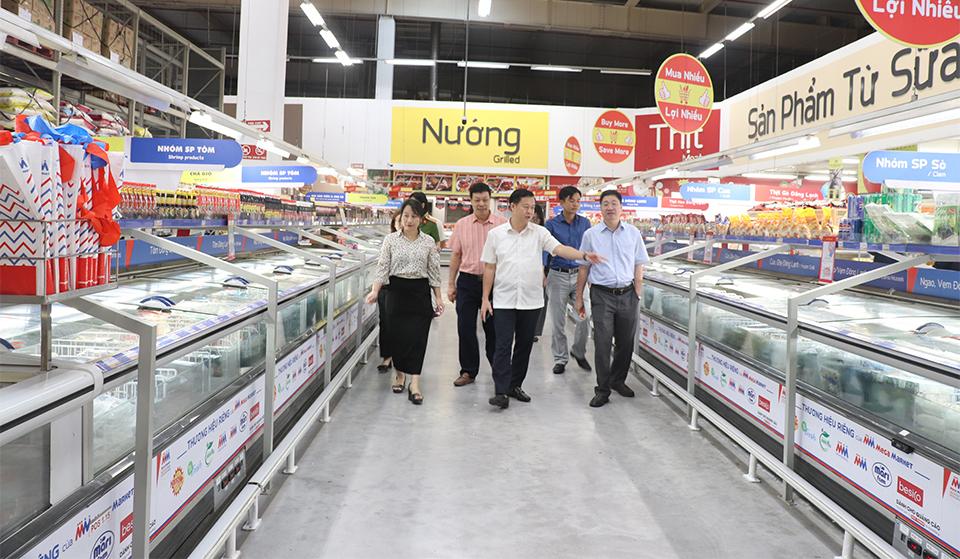 Đoàn kiểm tra ATTP số 1 của TP Hà Nội kiểm tra tại một siêu thị trên địa bàn TP