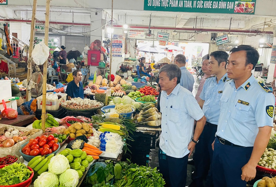 Đoàn công tác Cục Quản lý thị trường Vĩnh Phúc thực hiện kiểm tra, kiểm soát thị trường nhằm phát hiện và xử lý nghiêm các hành vi vi phạm. Ảnh: Cục QLTT Vĩnh Phúc