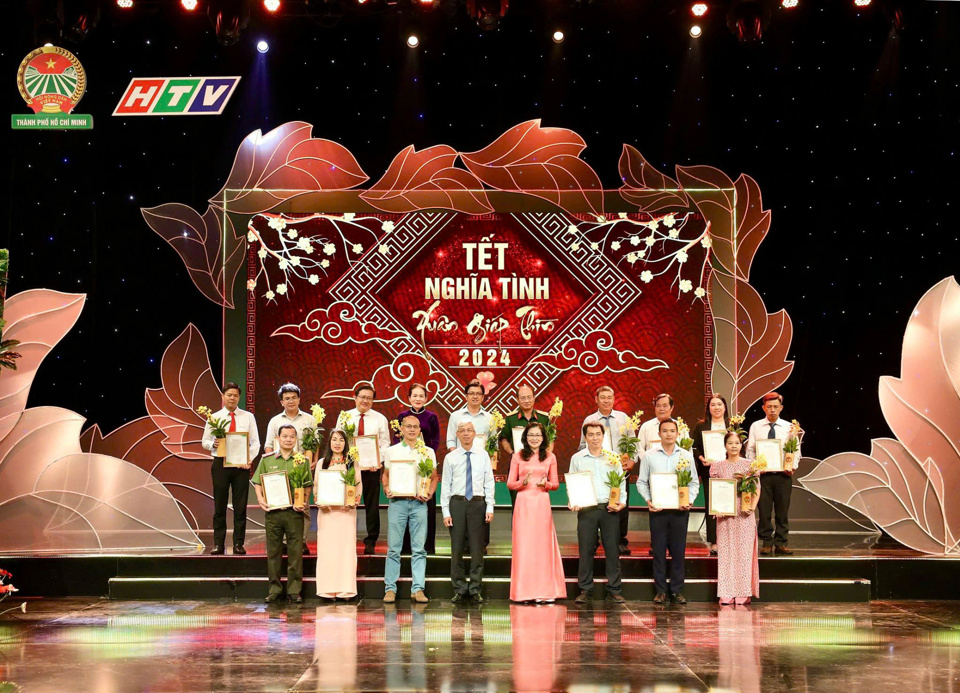 Phó Chủ tịch UBND TP Hồ Chí Minh Võ Văn Hoan (thứ 4 từ trái sang) tri ân tổ chức, cá nhân đã hỗ trợ chương trình “Tết nghĩa tình-Xuân Giáp Thìn 2024”. Ảnh tư liệu.