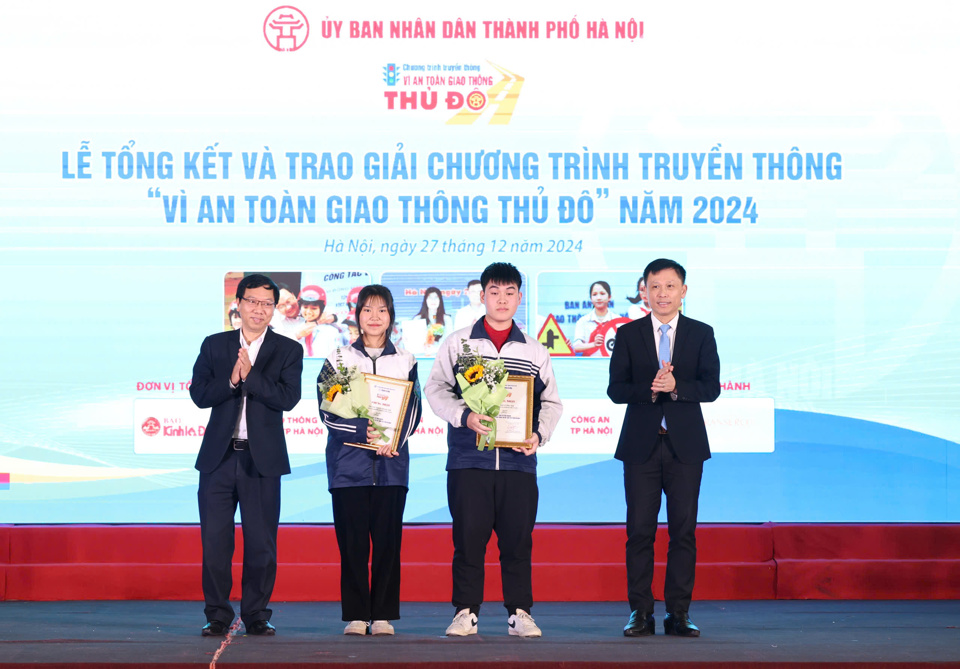 Ban Tổ chức trao giải Nhất cho hai this sinh đạt giải Cuộc thi trắc nghiệm Vì an toàn giao thông Thủ đô. Ảnh: Thanh Hải