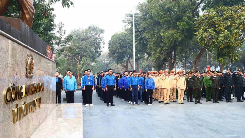 Đội hình thực hiện nhiệm vụ tuyên truyền, đảm bảo tình hình trật tự an toàn giao thông, văn minh đô thị trong thời gian sắp tới.