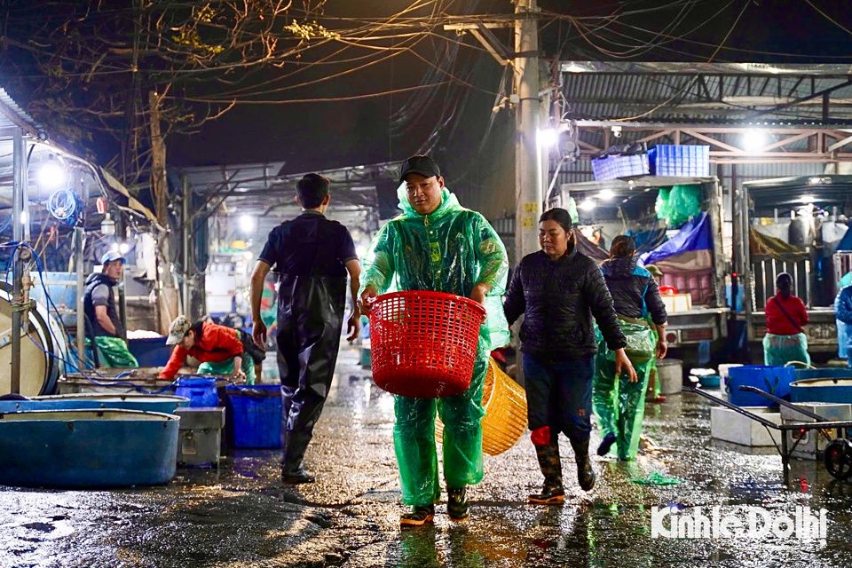 Chợ cá Yên Sở là chợ cá lớn nhất thủ đô Hà Nội. Trước ngày cúng ông Công ông Táo, khu chợ luôn đông đúc, nhộn nhịp bởi các tiểu thương, lái buôn, người dân tìm tới mua cá chép đỏ.