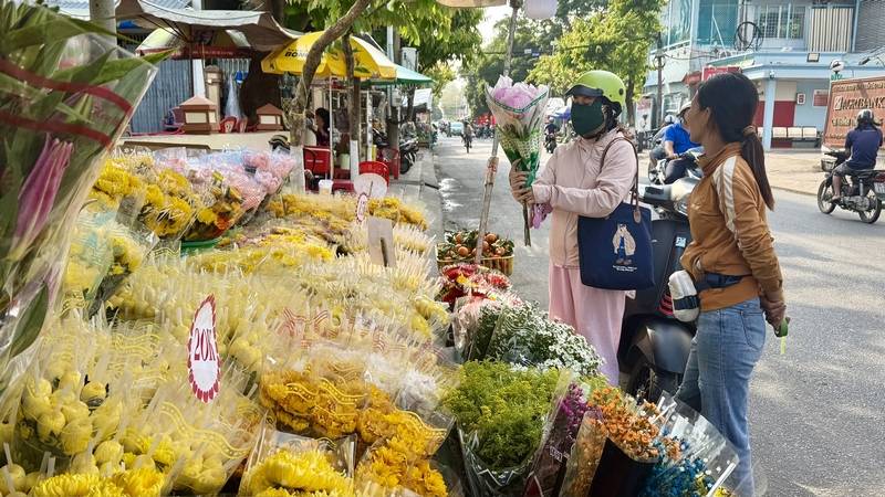 Hoa tươi đắt hàng dịp cúng ông Táo.