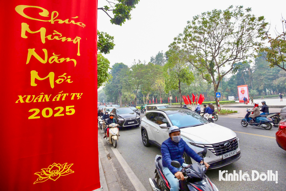 Không khí chào đón năm mới đang rộn ràng khắp phố phường tại Thủ đô.