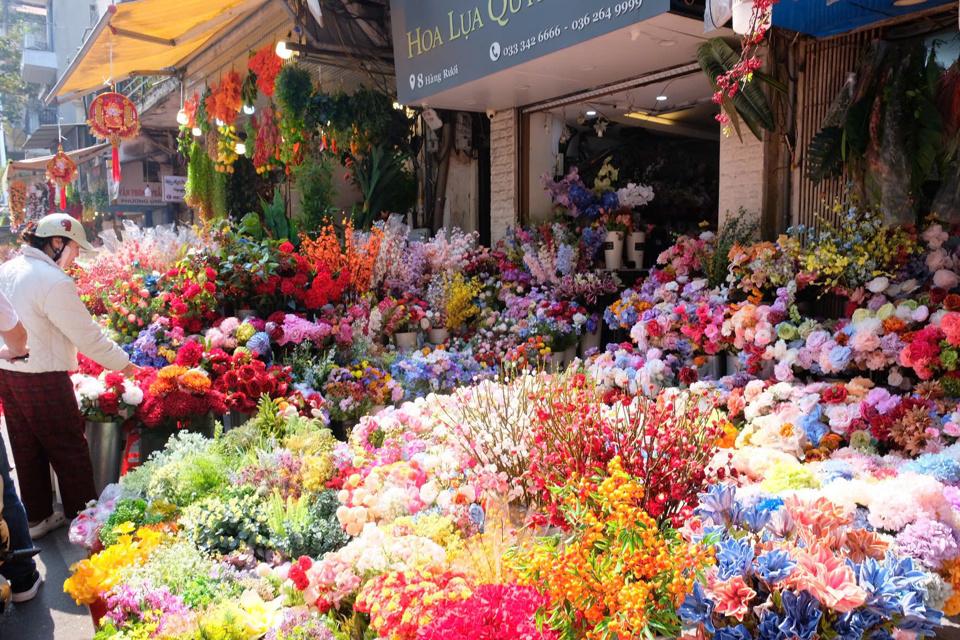 Nhiều chủng loại hoa giả, màu sắc đẹp như thật được bày bán chủ yếu tại phố Hàng Rươi. Ảnh: Cẩm Tú