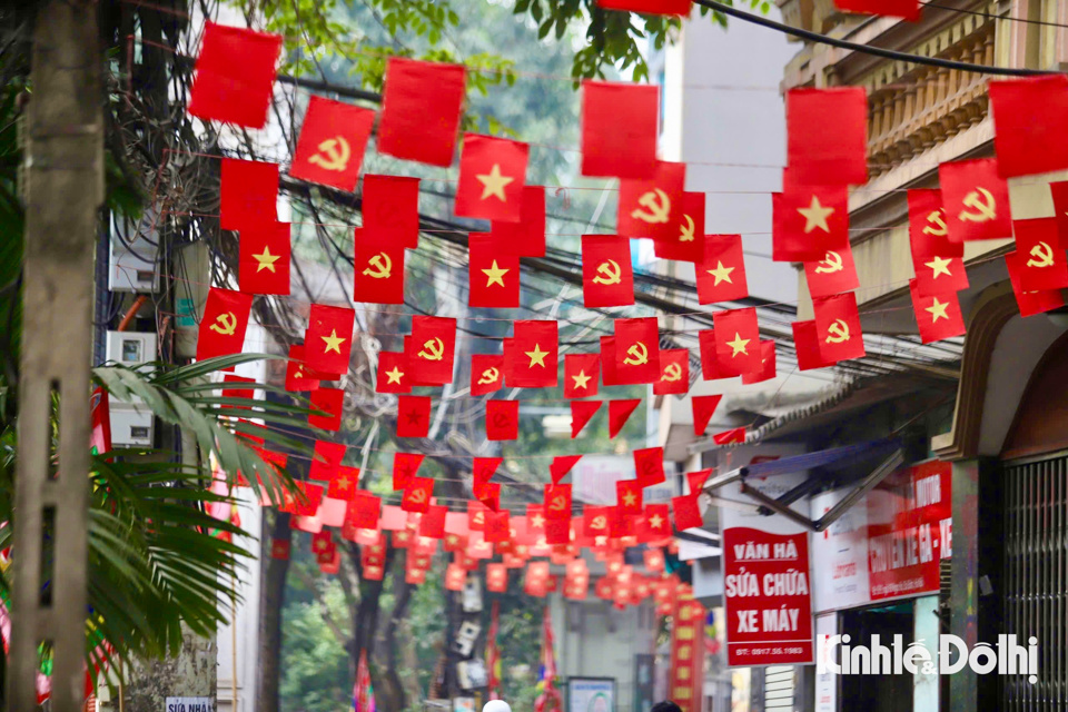 Các ngõ nhỏ cũng được trang trí rợp cờ đỏ sao vàng chào đón năm mới 2025.