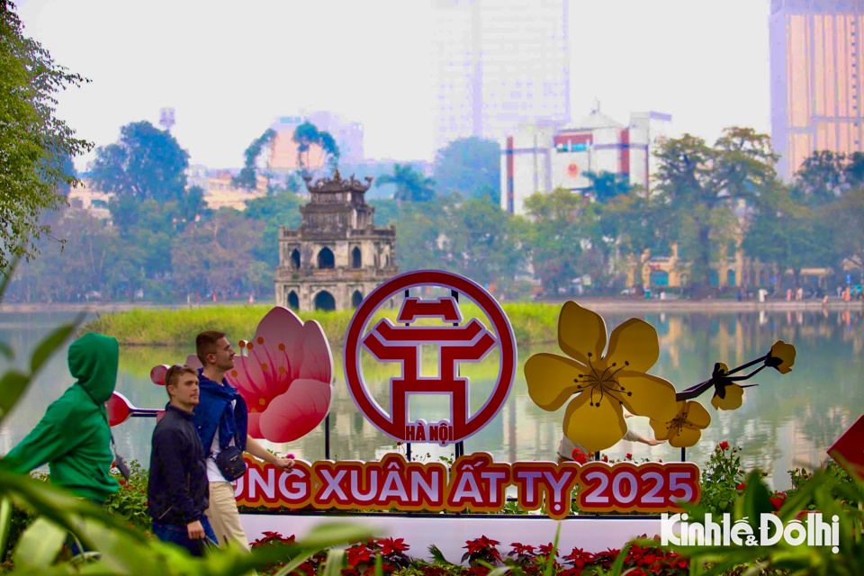 Mùa Xuân đang đến gần, sắc hồng, sắc đỏ của hoa đào càng tô thắm cho một năm mới nhiều thành công mới, đất nước bước vào Kỷ nguyên mới - Kỷ nguyên vươn mình của dân tộc.