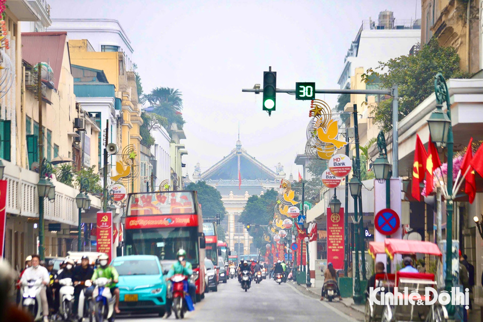 Đọc tuyến phố Tràng Tiền được trang trí cờ hoa, đèn led tạo không khí vui tươi chào đón năm mới 2025.