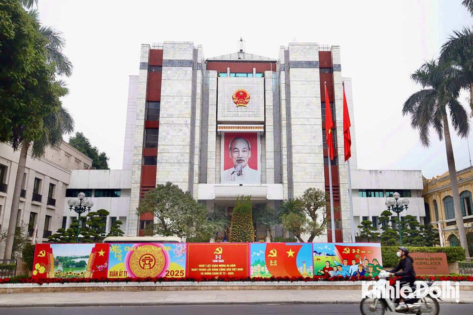 Tấm pano khổ lớn chào đón năm mới 2025 và kỷ niệm 95 năm Ngày thành lập Đảng Cộng sản Việt Nam (3/2/1930 - 3/2/2025) được trang trí tại khu vực trụ sở UBND TP Hà Nội.