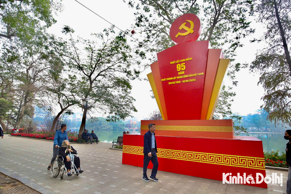 Pano có kích thước lớn hướng đến kỷ niệm 95 năm Ngày thành lập Đảng Cộng sản Việt Nam được trang hoàng tại khu vực phố đi bộ hồ Hoàn Kiếm.