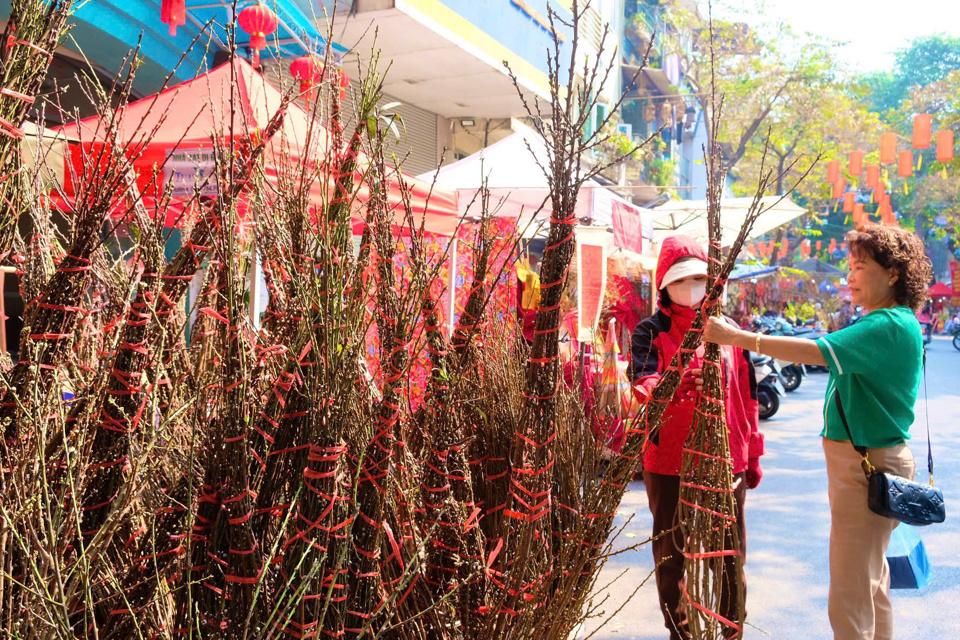 Chợ hoa Tết Hàng Lược đã trở thành một nét đặc trưng riêng trong văn hóa của người Hà Nội. Ảnh: Cẩm Tú