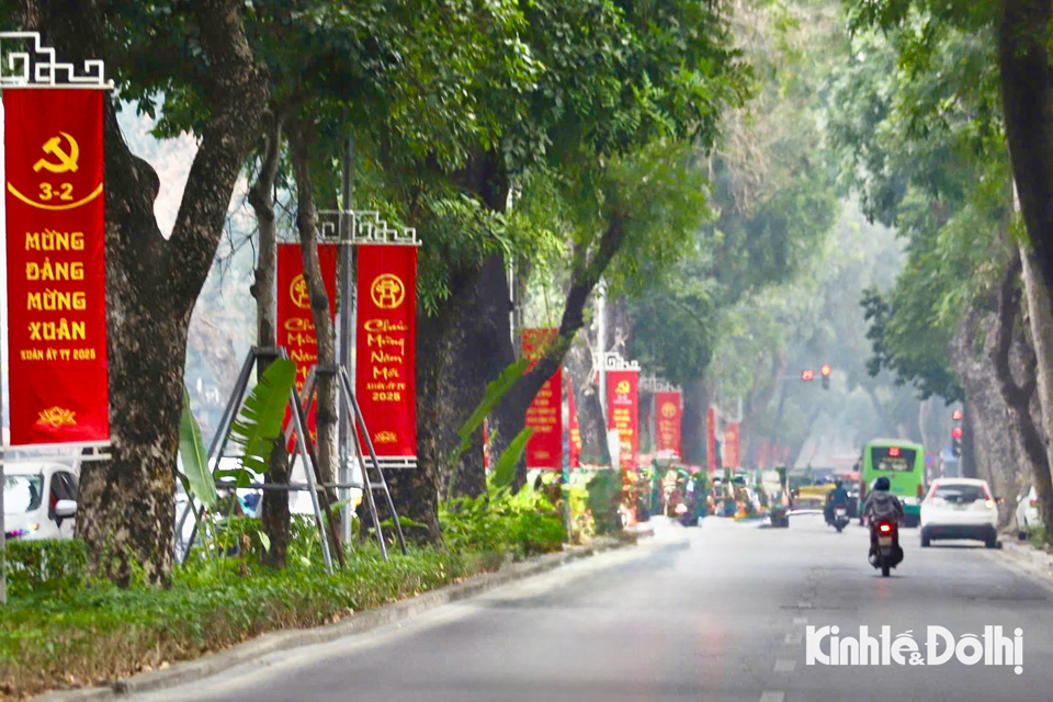 Các tuyến phố như Hoàng Diệu, Hùng Vương, Đinh Tiên Hoàng, Thanh Niên, Điện Biên Phủ... rực rỡ sắc đỏ của cờ, băng rôn, khẩu hiệu, pano chúc mừng năm mới 2025 và kỷ niệm 95 năm Ngày thành lập Đảng Cộng sản Việt Nam (3/2/1930 - 3/2/2025).