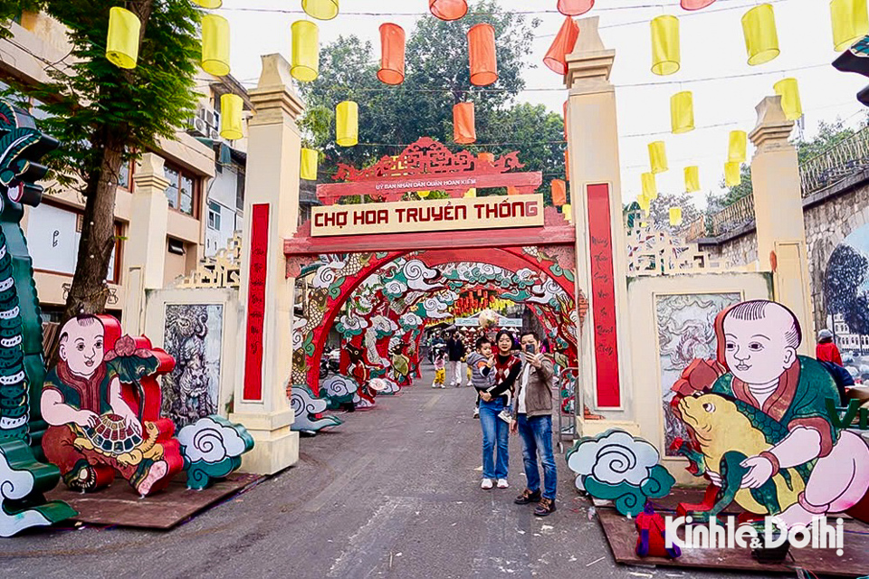 Dọc tuyến phố Phùng Hưng, không khí Tết xưa được tái hiện thông qua những gian hàng chợ hoa rực rỡ sắc màu. Đây là nơi người dân có thể tìm thấy các sản phẩm truyền thống như hoa, cây cảnh, đồ trang trí đặc trưng của ngày Tết, góp phần mang lại cảm giác ấm áp của mùa Xuân.