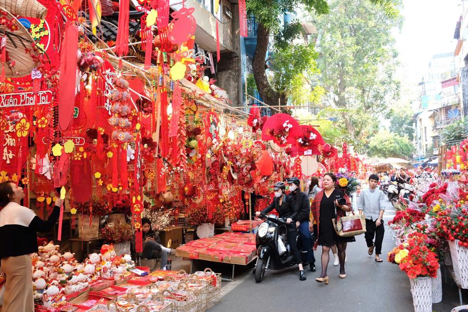 Phố Hàng Mã được bao phủ bởi màu đỏ rực rỡ của đồ trang trí Tết. Ảnh: Cẩm Tú
