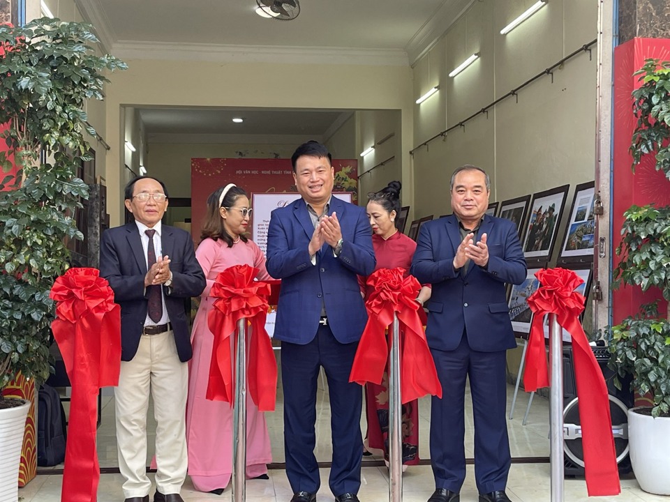 Các đại biểu thực hiện nghi thức khai mạc.