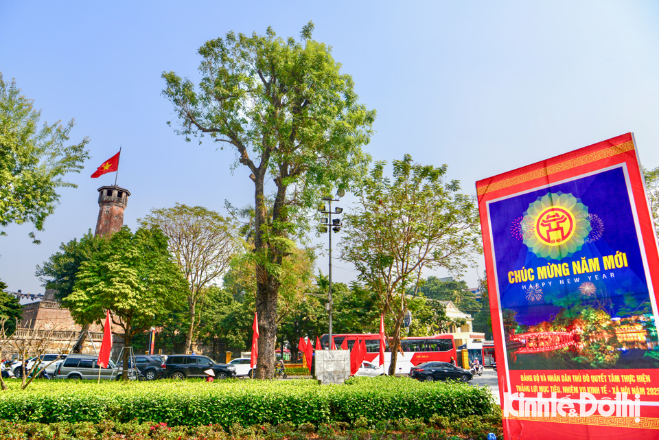 Những ngày này, các tuyến phố trên địa bàn Hà Nội được trang hoàng cờ hoa rực rỡ mừng Đảng, mừng Xuân tạo không khí vui tươi, phấn khởi.