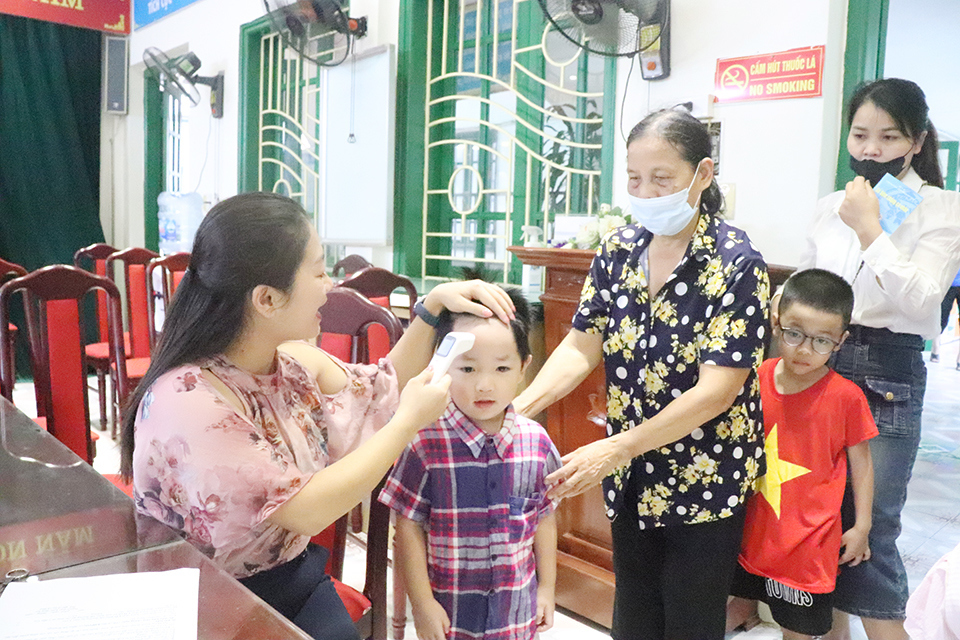 Tiêm chủng phòng, chống dịch sởi cho trẻ ở điểm Trường Mầm non Phú Diễn, phường Phú Diễn, quận Bắc Từ Liêm, Hà Nội.
