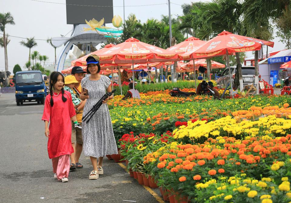 Chợ hoa xuân còn là nơi thu hút nhiều khách đến check in, chụp những bộ ảnh áo dài đón Tết.