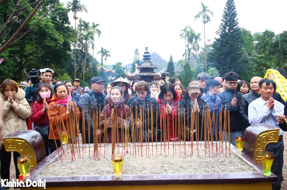 Du khách trẩy hội chùa Hương vừa để tham quan vãn cảnh, vừa cầu cho gia đình năm mới nhiều sức khỏe, may mắn và bình an.