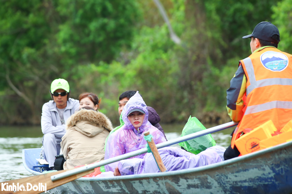 “Ngày khai hội tuy trùng với ngày làm việc đầu tiên sau kỳ nghỉ Tết, lượng khách có giảm nhẹ so với mùng 4, mùng 5 nhưng vẫn đạt khoảng 20.000 người. Ban Quản lý cam kết đảm bảo an toàn tuyệt đối cho du khách, kể cả trong những ngày cao điểm khi lượng khách có thể lên đến 60.000 - 70.000 người” – ông  Bùi Văn Triều cho biết.