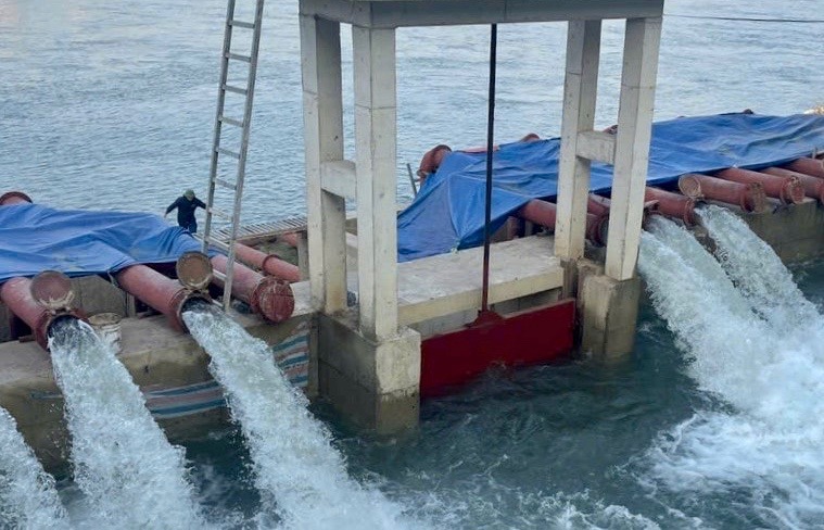 Vận hành trạm bơm dã chiến Trung Hà (huyện Ba Vì) lấy nước vụ Xuân.