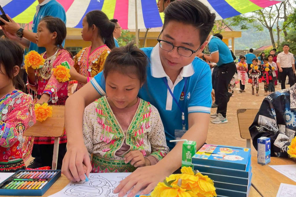 Việt Hoàng cùng em nhỏ vùng cao