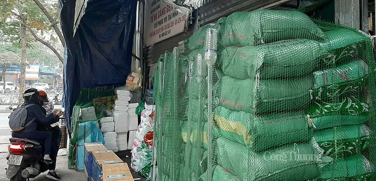 lượng khách đến mua gạo tại các đại lý thời điểm này khá thấp lượng khách đến mua gạo tại các đại lý thời điểm này khá thấp