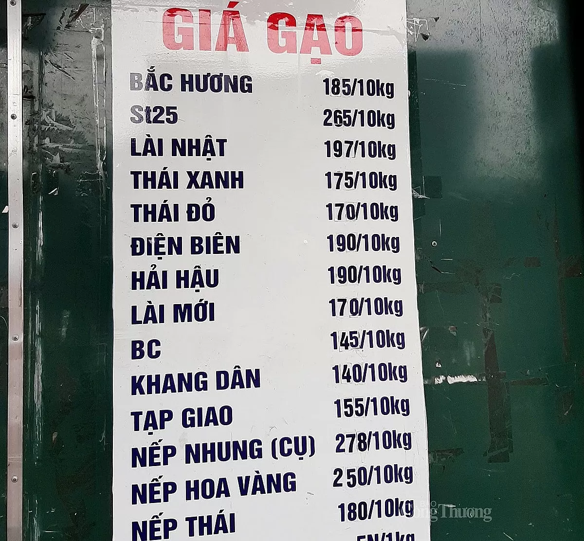 Biển giá gạo tại một đại lý trên phố Kim Ngưu, quận Hai Bà Trưng, TP. Hà Nội Biển giá gạo tại một đại lý trên phố Kim Ngưu, quận Hai Bà Trưng, TP. Hà Nội