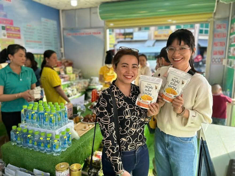 Xoài sấy giòn thương hiệu Foodovi ngày càng được nhiều người biết đến và tin tưởng lựa chọn là món ăn vặt yêu thích. Ảnh: Tiểu Thúy