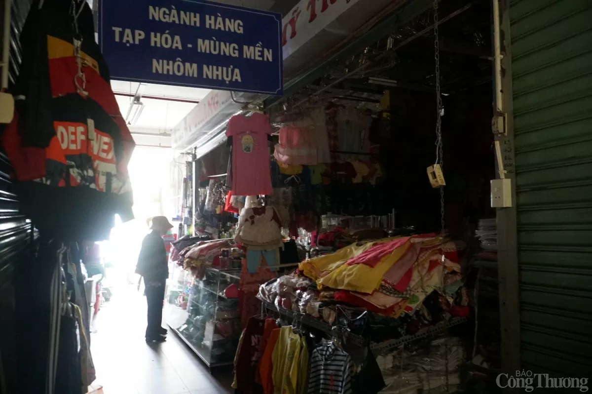 Tiểu thương các ngành hàng trên tầng 2 chợ Siêu thị Đà Nẵng kinh doanh trong tình trạng không có điện