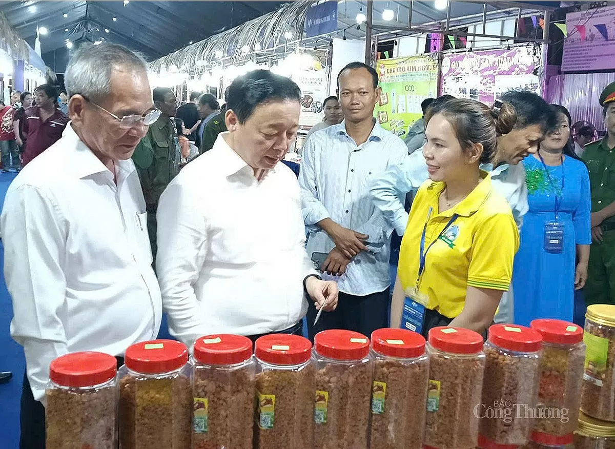 Không gian trưng bày vinh dự đón Phó thủ tướng Trần Hồng Hà đến tham quan động viên các gian hàng. Ảnh Yến Bùi Không gian trưng bày vinh dự đón Phó thủ tướng Trần Hồng Hà đến tham quan động viên các gian hàng. Ảnh Yến Bùi