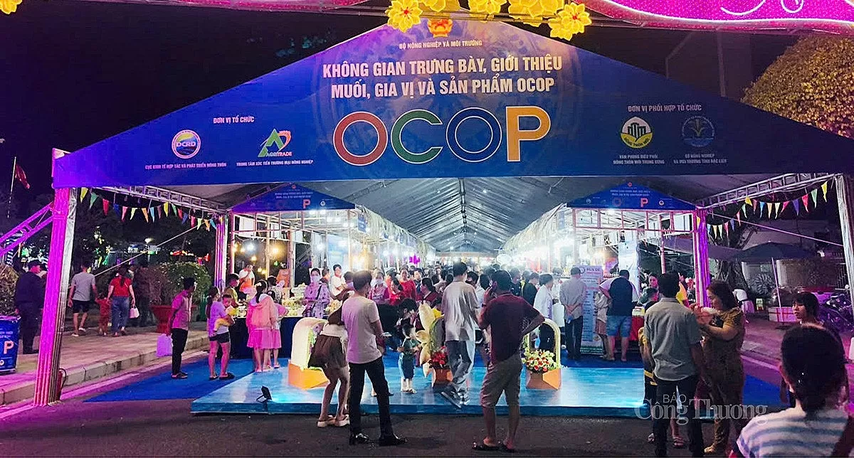 Không gian trưng bày muối, gia vị và sản phẩm ocop do Bộ Nông nghiệp và Môi trường giao Trung tâm Xúc tiến thương mại Nông nghiệp thực hiện. Ảnh Bùi Yến Không gian trưng bày muối, gia vị và sản phẩm ocop do Bộ Nông nghiệp và Môi trường giao Trung tâm Xúc tiến thương mại Nông nghiệp thực hiện. Ảnh Bùi Yến