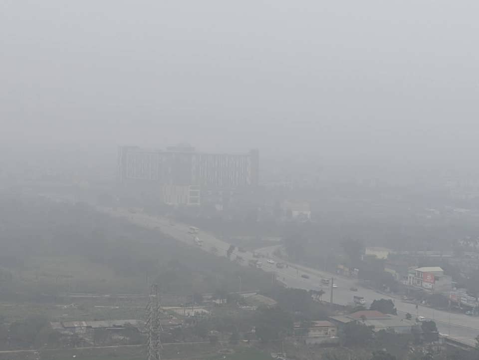 Đường 70, đoạn chạy qua phường Tây Mỗ, quận Nam Từ Liêm nhìn từ trên cao xuống là bầu không khí mù mịt, không rõ mặt người. Ảnh: Nguyễn Quý