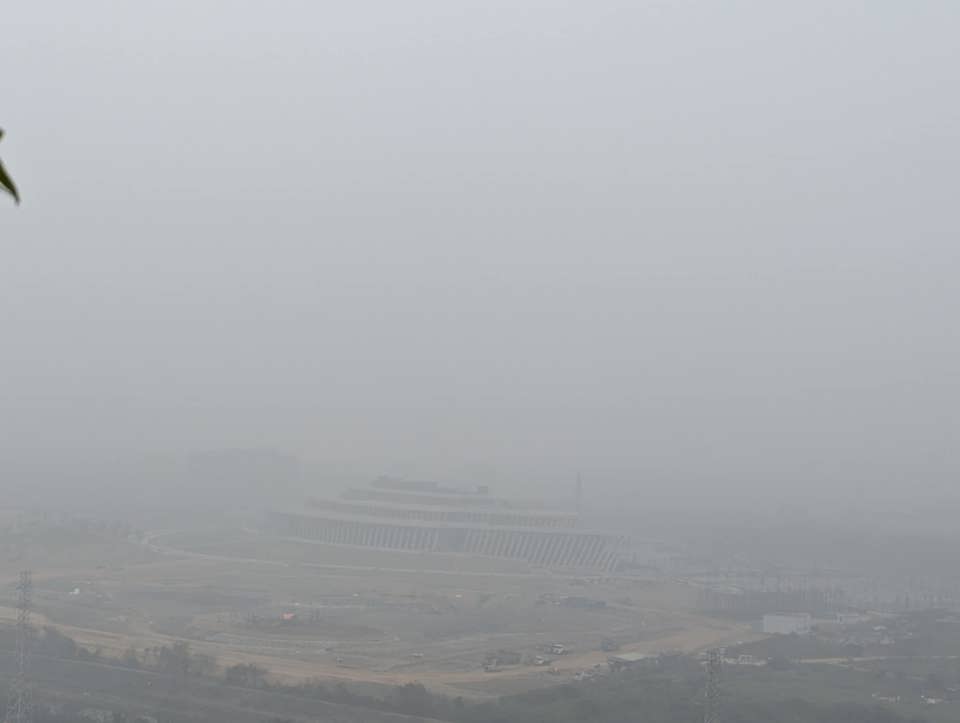 Khu vực Bảo tàng Lịch sử quân sự Việt Nam cũng bị bao trùm bởi mầu không khí mù mịt. Ảnh: Nguyễn Quý